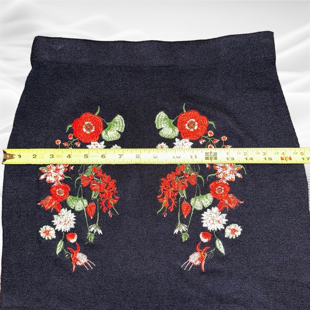 Desigual Knit Fitted Skirt Embroidered Floral Size Small (28x23) - Picture 7 of 10